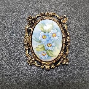 *Sale* Vintage gold tone flower cameo brooch